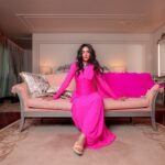 Shibani Dandekar Instagram - Rani vibes in this @houseofmasaba beauty @masabagupta 👛 jewels by @curiocottagejewelry photo by @johneapenphotography @palazzoversacedubai makeup @spotless.vanity hair @_munira_hair_makeup