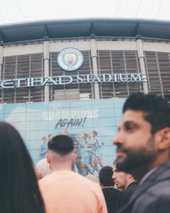 Shibani Dandekar Instagram - There is just nothing like sport! To witness people come together in support of their team is pure magic! The energy in the stadium last night was electric! What an experience and what a game! ManCity you were 🫶🏾 all the best in Istanbul! 

photos by the greatest @sebporter 
Thank you 💙 
@etihad #etihad 
@mancity #mancity 

outfit by my girl @kanikagoyallabel @goyalkanika 🤍
Farhan’s Coat @sshomme 
Shoes @dmodotofficial