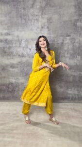 Shilpa Shetty Instagram - Jahan chance mil jaye, wahan thoda dance toh banta hai💃🏻😉♥️ #BehindTheScenes #happysoul #dancereels #grateful #bts
