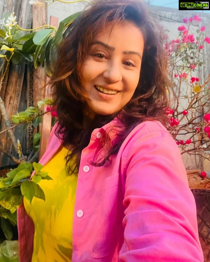 Shilpa Shinde Instagram - Socha tha aaj barish tezi se hogi toh bhigte hue pics apne fans ke liye share karungi, lekin baarish toh chakma dekar bhaag gayi😐 #ShilpaShinde #sunday #sundayvibes #funtimes #nofilter #rainyday #monsoon #sundayfunday #goodevening #picoftheday #shilpians #fashion #enjoying