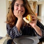 Shivaleeka Oberoi Instagram - Vada pav aur baarish! 😍 Cause weekend calories don’t count. 😋🤞🏻 #weekendvibes #cheatmeal 🤤