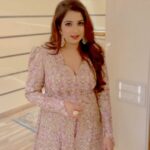 Shreya Ghoshal Instagram - Barsaat Aa Gayi!! ☕️❤️🌧️ Uff kya mausam hai😍 Have you made your reel yet! #BarsaatAaGayi Outfit: @houseofneetalulla @neeta_lulla Pr: @rainmakerconsults Jewellery: @mortantra @spiffypublicrelations Stylist: @stylebysaachivj Asst.: @styledbynikinagda @sanzimehta777