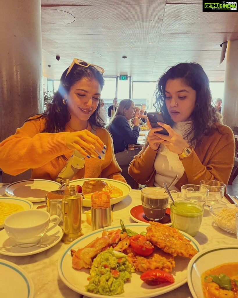 Shriya Pilgaonkar Instagram - Cold beach + hot ricotta pancakes🍓🌊 And a whole lotta love for @z.osullivan @sydneyfixerandbeyond @sydney @australia #australia #Bondi @bondibeach #Ausis Sydney, Australia