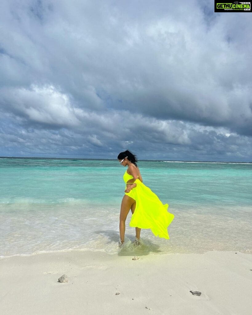 Shriya Pilgaonkar Instagram - Sun, Sand & Showers with my cuties 🏝️🌊🌦️ @coco_resorts X @pickyourtrail Photo credit @nittuneyum #Maldives #Cocoresorts #SummerAndRain #Neon 👙 @flirtatious_india Coco Bodu Hithi Water Residences