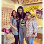 Shriya Pilgaonkar Instagram - Izza Wrap 🎬🥂 ‘The Broken News ‘ Season 2 . It’s going to get crazy in the newsroom! 😉 So wholesome to have explored Radha’s journey in S 2. Wait for it ! For those of you who haven’t watched it yet , S 1 is streaming on @zee5 . Big love & thanks to the team 🫶🏼🎬