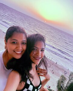 Shriya Pilgaonkar Instagram - The midweek weekend

(Major missing the other 2 baehens)

Dress @lovebirds.studio