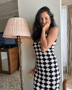 Shriya Pilgaonkar Instagram - The midweek weekend

(Major missing the other 2 baehens)

Dress @lovebirds.studio