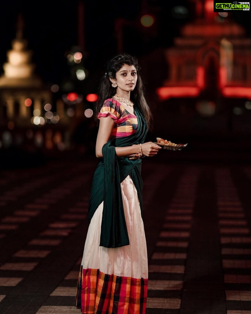 Shruthi Rajanikanth Instagram - அவள் 😘 📸 @saradhi_pankaj_foxeye Costume @styledbysavu Ornaments @adorebypriyanka Ernakulam district