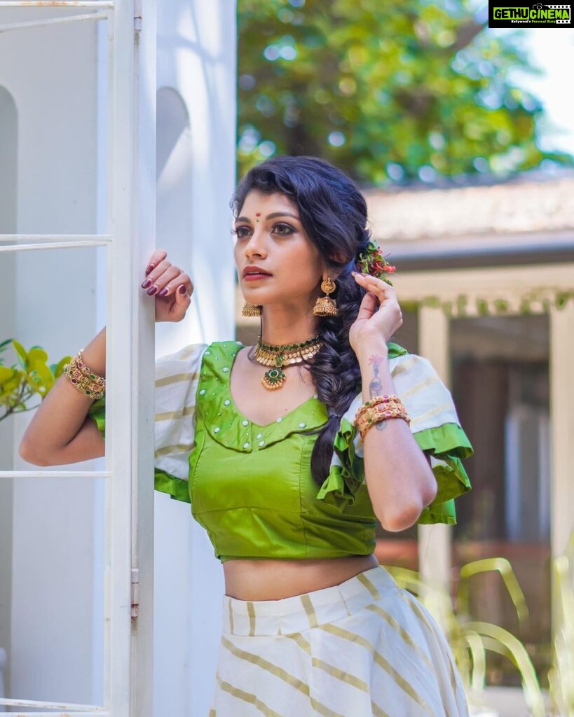Shruthi Rajanikanth Instagram - Pacha💚🍀🌿 📸 @nomadic_frames Mua @nbmakeovers_ Costume @snazzy_fashion_design Ornaments @mayoorajewelerydesigns Fort Kochi