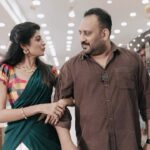Shruthi Rajanikanth Instagram - കിടിലൻ ഓണസമ്മാനങ്ങളുമായി നന്തിലത്ത് ജി മാർട്ട്. Home Appliances കൾക്ക് upto 70% Discount. എല്ലാ ബ്രാൻഡഡ് പ്രൊഡക്ടുകളും കുറഞ്ഞ EMI സൗകര്യത്തിൽ. ഓൺലൈൻ ഷോപ്പിംഗിനായി സന്ദർശിക്കുക - https://www.nandilathgmart.com For More Details Call : 9207232232 #Nandilathgmart #Nandilath #OnamOffer #OnamCelebration #Onam2023 #goldgalaoffer #HomeAppliances #Gift #kerala