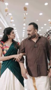 Shruthi Rajanikanth Instagram - കിടിലൻ ഓണസമ്മാനങ്ങളുമായി നന്തിലത്ത് ജി മാർട്ട്. 
Home Appliances കൾക്ക് upto 70% Discount.
എല്ലാ ബ്രാൻഡഡ് പ്രൊഡക്ടുകളും കുറഞ്ഞ EMI സൗകര്യത്തിൽ.

ഓൺലൈൻ ഷോപ്പിംഗിനായി സന്ദർശിക്കുക - https://www.nandilathgmart.com

For More Details Call : 9207232232

#Nandilathgmart #Nandilath #OnamOffer #OnamCelebration #Onam2023 #goldgalaoffer #HomeAppliances #Gift #kerala