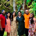 Shruthi Rajanikanth Instagram - Family 🫰🏼❤️😍 @aswathysreekanth @arjunsomasekhar @iamtessajoseph @s.psreekumar @sadhikasureshmenon 📸 @styledbysavu Kochi Riverside Homestay