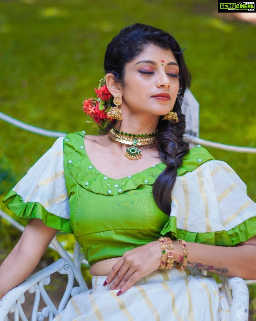 Shruthi Rajanikanth Instagram - Pacha 💚🍀🌿 📸 @nomadic_frames Costume @snazzy_fashion_design Mua @nbmakeovers_ Ornaments @mayoorajewelerydesigns Fort Kochi