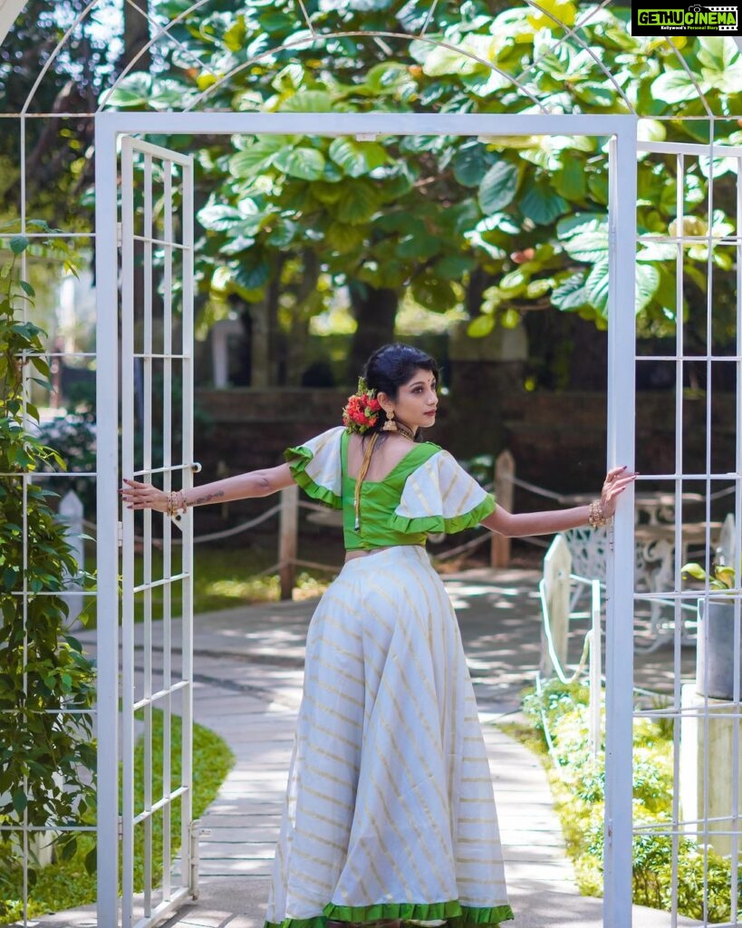 Shruthi Rajanikanth Instagram - Pacha 🍀🌿 📸 @nomadic_frames Costume @snazzy_fashion_design Mua @nbmakeovers_ Ornaments @mayoorajewelerydesigns Fort Kochi