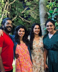 Shruthi Rajanikanth Instagram - Family 🫰🏼❤️😍 @aswathysreekanth @arjunsomasekhar @iamtessajoseph @s.psreekumar @sadhikasureshmenon 
📸 @styledbysavu