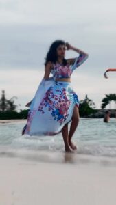Shruthi Rajanikanth Instagram - Exploring like CRAAAAAZZZZYYYYY🫰🏼🤩🤩❤️‍🔥 

Thank you @vidya.portal @masholidaystours @arenahotels 

#maldives #karthikalyaniteaserlaunch #vacation #beachvibes #relaxing