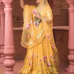 Shubhaavi Choksey Instagram - नगमें ही नगमें हैं जागती-सोती फ़िज़ाओं में हुस्न है सारी अदाओं में इश्क है जैसे हवाओं में …. Photographed : @shotbyrohitdey Makeup and Hair: @amuthevar Outfit: @aachho Jewelry: @gbs_gehna PR courtesy for look : @dinky_nirh PR : @oceanmediapr Location : @setsinthecity.in #indian #festive #ethnicwear #traditional #look #2023