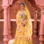 Shubhaavi Choksey Instagram - नगमें ही नगमें हैं जागती-सोती फ़िज़ाओं में हुस्न है सारी अदाओं में इश्क है जैसे हवाओं में …. Photographed : @shotbyrohitdey Makeup and Hair: @amuthevar Outfit: @aachho Jewelry: @gbs_gehna PR courtesy for look : @dinky_nirh PR : @oceanmediapr Location : @setsinthecity.in #indian #festive #ethnicwear #traditional #look #2023