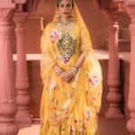 Shubhaavi Choksey Instagram - नगमें ही नगमें हैं जागती-सोती फ़िज़ाओं में हुस्न है सारी अदाओं में इश्क है जैसे हवाओं में …. Photographed : @shotbyrohitdey Makeup and Hair: @amuthevar Outfit: @aachho Jewelry: @gbs_gehna PR courtesy for look : @dinky_nirh PR : @oceanmediapr Location : @setsinthecity.in #indian #festive #ethnicwear #traditional #look #2023