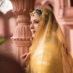 Shubhaavi Choksey Instagram - कान्हा को राधा ने प्यार का पैगाम लिखा, पुरे खत में सिर्फ कान्हा कान्हा नाम लिखा। Meaning : Radha wrote a message of love to Kanha, only Kanha Kanha was written in the entire letter ❤️ Krishna Janmashtami ki hardik shubh kamnaye 🙏🏻 Photographed : @shotbyrohitdey Makeup and Hair: @amuthevar Outfit: @aachho Jewelry: @gbs_gehna PR courtesy for look : @dinky_nirh PR : @oceanmediapr Location : @setsinthecity.in #indian #festive #ethnicwear #traditional #look #2023