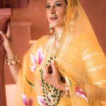 Shubhaavi Choksey Instagram - कान्हा को राधा ने प्यार का पैगाम लिखा, पुरे खत में सिर्फ कान्हा कान्हा नाम लिखा। Meaning : Radha wrote a message of love to Kanha, only Kanha Kanha was written in the entire letter ❤️ Krishna Janmashtami ki hardik shubh kamnaye 🙏🏻 Photographed : @shotbyrohitdey Makeup and Hair: @amuthevar Outfit: @aachho Jewelry: @gbs_gehna PR courtesy for look : @dinky_nirh PR : @oceanmediapr Location : @setsinthecity.in #indian #festive #ethnicwear #traditional #look #2023