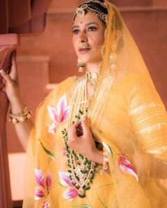 Shubhaavi Choksey Instagram - कान्हा को राधा ने प्यार का पैगाम लिखा,
पुरे खत में सिर्फ कान्हा कान्हा नाम लिखा।
Meaning : Radha wrote a message of love to Kanha, only Kanha Kanha was written in the entire letter ❤️
Krishna Janmashtami ki hardik shubh kamnaye 🙏🏻

Photographed : @shotbyrohitdey 
Makeup and Hair: @amuthevar 
Outfit: @aachho 
Jewelry: @gbs_gehna 
PR courtesy for look : @dinky_nirh
PR : @oceanmediapr 
Location : @setsinthecity.in 

#indian #festive #ethnicwear #traditional #look #2023