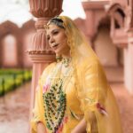 Shubhaavi Choksey Instagram - कान्हा को राधा ने प्यार का पैगाम लिखा, पुरे खत में सिर्फ कान्हा कान्हा नाम लिखा। Meaning : Radha wrote a message of love to Kanha, only Kanha Kanha was written in the entire letter ❤️ Krishna Janmashtami ki hardik shubh kamnaye 🙏🏻 Photographed : @shotbyrohitdey Makeup and Hair: @amuthevar Outfit: @aachho Jewelry: @gbs_gehna PR courtesy for look : @dinky_nirh PR : @oceanmediapr Location : @setsinthecity.in #indian #festive #ethnicwear #traditional #look #2023