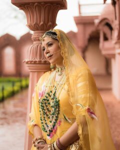 Shubhaavi Choksey Instagram - कान्हा को राधा ने प्यार का पैगाम लिखा,
पुरे खत में सिर्फ कान्हा कान्हा नाम लिखा।
Meaning : Radha wrote a message of love to Kanha, only Kanha Kanha was written in the entire letter ❤️
Krishna Janmashtami ki hardik shubh kamnaye 🙏🏻

Photographed : @shotbyrohitdey 
Makeup and Hair: @amuthevar 
Outfit: @aachho 
Jewelry: @gbs_gehna 
PR courtesy for look : @dinky_nirh
PR : @oceanmediapr 
Location : @setsinthecity.in 

#indian #festive #ethnicwear #traditional #look #2023