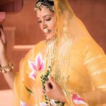 Shubhaavi Choksey Instagram - कान्हा को राधा ने प्यार का पैगाम लिखा, पुरे खत में सिर्फ कान्हा कान्हा नाम लिखा। Meaning : Radha wrote a message of love to Kanha, only Kanha Kanha was written in the entire letter ❤️ Krishna Janmashtami ki hardik shubh kamnaye 🙏🏻 Photographed : @shotbyrohitdey Makeup and Hair: @amuthevar Outfit: @aachho Jewelry: @gbs_gehna PR courtesy for look : @dinky_nirh PR : @oceanmediapr Location : @setsinthecity.in #indian #festive #ethnicwear #traditional #look #2023