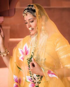 Shubhaavi Choksey Instagram - कान्हा को राधा ने प्यार का पैगाम लिखा,
पुरे खत में सिर्फ कान्हा कान्हा नाम लिखा।
Meaning : Radha wrote a message of love to Kanha, only Kanha Kanha was written in the entire letter ❤️
Krishna Janmashtami ki hardik shubh kamnaye 🙏🏻

Photographed : @shotbyrohitdey 
Makeup and Hair: @amuthevar 
Outfit: @aachho 
Jewelry: @gbs_gehna 
PR courtesy for look : @dinky_nirh
PR : @oceanmediapr 
Location : @setsinthecity.in 

#indian #festive #ethnicwear #traditional #look #2023