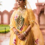 Shubhaavi Choksey Instagram - नगमें ही नगमें हैं जागती-सोती फ़िज़ाओं में हुस्न है सारी अदाओं में इश्क है जैसे हवाओं में …. Photographed : @shotbyrohitdey Makeup and Hair: @amuthevar Outfit: @aachho Jewelry: @gbs_gehna PR courtesy for look : @dinky_nirh PR : @oceanmediapr Location : @setsinthecity.in #indian #festive #ethnicwear #traditional #look #2023