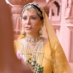 Shubhaavi Choksey Instagram - Whoever the heart loves , she is beauty.. Video shot and edited by : @shotbyrohitdey Makeup and Hair: @amuthevar Outfit: @aachho Jewelry: @gbs_gehna PR courtesy for look : @dinky_nirh PR : @oceanmediapr Location : @setsinthecity.in #indian #festive #ethnicwear #traditional #look #2023 #reelitfeelit #reelkarofeelkaro