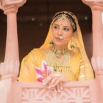 Shubhaavi Choksey Instagram - कान्हा को राधा ने प्यार का पैगाम लिखा, पुरे खत में सिर्फ कान्हा कान्हा नाम लिखा। Meaning : Radha wrote a message of love to Kanha, only Kanha Kanha was written in the entire letter ❤️ Krishna Janmashtami ki hardik shubh kamnaye 🙏🏻 Photographed : @shotbyrohitdey Makeup and Hair: @amuthevar Outfit: @aachho Jewelry: @gbs_gehna PR courtesy for look : @dinky_nirh PR : @oceanmediapr Location : @setsinthecity.in #indian #festive #ethnicwear #traditional #look #2023