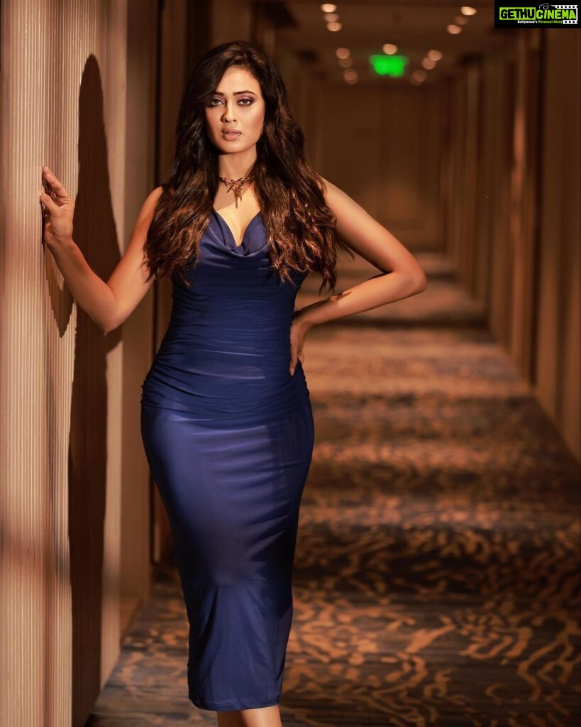 Shweta Tiwari Instagram - Styled by @stylingbyvictor @sohail__mughal___ Assisted by @styleby_antara Jewellery @blingvine Clicked by @amitkhannaphotography Hair @hair_by_rahulsharma Makeup @durgedeepak76 Location @novotelmumbaiairport