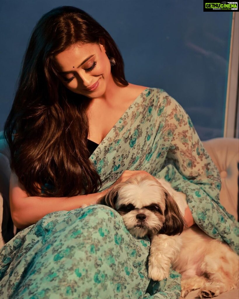 Shweta Tiwari Instagram - Oh my simbu🐶.. You are soooo very cuteee❤️ Clicked by @amitkhannaphotography Styled by @stylingbyvictor @sohail__mughal___ Assisted by @janvijain123 Earring @anthajewels @manalirawat Makeup @dishisanghvii Hair @nidhii.makeovers