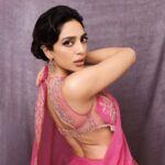Sobhita Dhulipala Instagram - ‘Versatile actor of the year’ This really is a win for female characters written with depth and dimension. Characters like Tara that are so full of life and charge. ❤️ Inspired. Grateful. Beaming. Thank you for making a special year, special-er! @globalspaindia . Saree : @toraniofficial Jewels : @orrajewellery Photographs : @mourya Hair and makeup : @shraddhamishra8 Style : @beezsharma