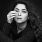 Sonalee Kulkarni Instagram – मेरे इस जिस्म में
तेरा श्वास चलता रहा
धरती गवाही देगी
धुआं निकलता रहा

उमर की सिगरेट जल गयी
मेरे इश्क़ की महक
कुछ तेरी साँसों में
कुछ हवा में मिल गयी,

देखो यह आखरी टुकड़ा है
ऊँगलीयों में से छोड़ दो
कही मेरे इश्कुए की आँच
तुम्हारी ऊँगली ना छू ले

ज़िंदगी का अब गम नही
इस आग को संभाल ले
तेरे हाथ की ख़ैर मांगती हूँ
अब और सिगरेट जला ले !!

#sonaleekulkarni x #AmritaPritam