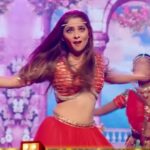 Sonalee Kulkarni Instagram - फ्रेश,झणझणीत,गरमागरम गाण्यांची मेजवानी 'तमाशा Live'ला १ वर्ष पूर्ण, पहा 'तमाशा Live' आपल्या प्लॅनेट मराठी ओटीटी अँप वर. @akshaybardapurkar @metalpowdergirl @sanjaysjadhav @sonalee18588 @patil_sachit @siddharth23oct @hemangiikavi @jogpushkar @aayushitlk @amitrajmusic #PlanetMarathi #TamashaLive #1year #celebration #marathimovie #sonaleekulkarni