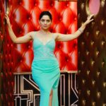 Sonalee Kulkarni Instagram - Which Gown would you recommend I should wear 👗 for my Date? #datebhet #datebheton14july #sonaleekulkarni #marathi #marathimulgi #newmarathimovie Outfits by @rashmi.s_the_rental_boutique 👗 Mumbai - मुंबई
