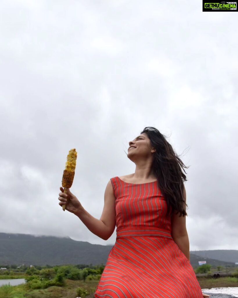 Sonalee Kulkarni Instagram - साथ बारिश में लिए फिरते हो उस को 'अंजुम' तुम ने इस शहर में क्या आग लगानी है कोई ❤️ @sonalee18588