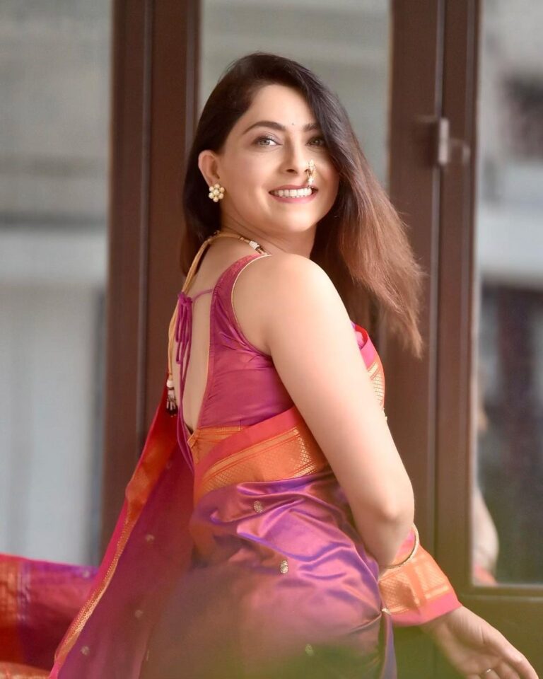 Sonalee Kulkarni Instagram - For गणेशोत्सव 2023 🩷 #sonaleekulkarni #marathimulgi #ganeshotsav #ganeshchaturthi #paithani #nath #majhabappa #ganpatibappamorya #bappa #photography @saneshashank आपलं पुणे