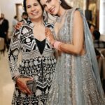 Sonnalli Seygall Instagram - Maye ni Maye 💕 Happy Birthday Mumma! You are the reason I am. I love you sooooo much 🧿 @candynishi Photograph: @the_wedding_files