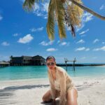 Sonnalli Seygall Instagram - Soaking it all in ☀️ 🌊 @travelwithjourneylabel @atmospherekanifushi #SonnalliwithAtmosphere #AtmosphereKanifushi #BestHoneymoonplace #JoyofGiving #AllInclusive #JourneyLabel #TravelWithJourneyLabel #YouAreSpecial #ThinkHolidayThinkJourneyLabel #LuxuryHoliday #Maldives #TravelWithSonnalli