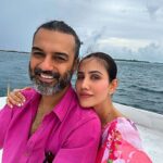 Sonnalli Seygall Instagram - Sunset cruise at @atmospherekanifushi spotting dolphins 🐬 🌅 @travelwithjourneylabel @atmospherekanifushi Outfit: @mandirawirkhq #SonnalliwithAtmosphere #AtmosphereKanifushi #BestHoneymoonplace #JoyofGiving #AllInclusive #JourneyLabel #TravelWithJourneyLabel #YouAreSpecial #ThinkHolidayThinkJourneyLabel #LuxuryHoliday #Maldives Atmosphere Kanifushi Maldives