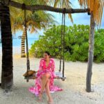 Sonnalli Seygall Instagram - Sunset cruise at @atmospherekanifushi spotting dolphins 🐬 🌅 @travelwithjourneylabel @atmospherekanifushi Outfit: @mandirawirkhq #SonnalliwithAtmosphere #AtmosphereKanifushi #BestHoneymoonplace #JoyofGiving #AllInclusive #JourneyLabel #TravelWithJourneyLabel #YouAreSpecial #ThinkHolidayThinkJourneyLabel #LuxuryHoliday #Maldives Atmosphere Kanifushi Maldives