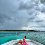 Sonnalli Seygall Instagram - Sunset cruise at @atmospherekanifushi spotting dolphins 🐬 🌅 @travelwithjourneylabel @atmospherekanifushi Outfit: @mandirawirkhq #SonnalliwithAtmosphere #AtmosphereKanifushi #BestHoneymoonplace #JoyofGiving #AllInclusive #JourneyLabel #TravelWithJourneyLabel #YouAreSpecial #ThinkHolidayThinkJourneyLabel #LuxuryHoliday #Maldives Atmosphere Kanifushi Maldives