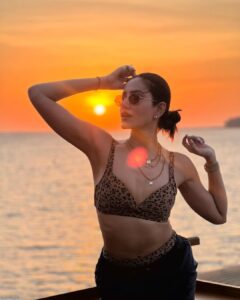 Sonnalli Seygall Instagram - Unfiltered, unedited, just me casually waiting for new sunrises and sunsets 🌞🧡