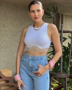 Sonnalli Seygall Instagram - #Aseq promotions ready 💁‍♀️

Aseq releasing tomorrow on @officialjiocinema ! Go watch it for some supernatural thrills 🧟‍♀️ 

@officialjiostudios