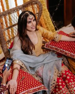 Sonnalli Seygall Instagram - Mehendi ni mehendi 💃🏻🥹

Wedding Planners : @jashnsquad & @tailormadeexperiences
.
Photography : @the_wedding_files
.
PR managed by : 
 @focuspr 
@one__communication 
.
Venue : @hoteljewelofchembur
.
Outfit: @abhinavmishra_
.
Earrings and maatha patti: @koharbykanika
.
Juttis: @juttichoo
.
Styled by: @trishadjani
.
Make up : @saniya.advani
.
Hairtsylist : @pinky_viswakarma
.
Gifting Partner : @zealofoods
.
Mehendi artist : @veenanagda
