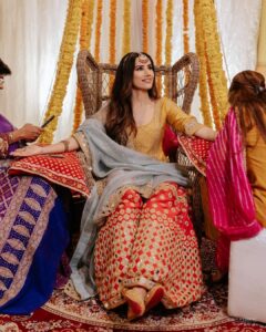 Sonnalli Seygall Instagram - Mehendi ni mehendi 💃🏻🥹

Wedding Planners : @jashnsquad & @tailormadeexperiences
.
Photography : @the_wedding_files
.
PR managed by : 
 @focuspr 
@one__communication 
.
Venue : @hoteljewelofchembur
.
Outfit: @abhinavmishra_
.
Earrings and maatha patti: @koharbykanika
.
Juttis: @juttichoo
.
Styled by: @trishadjani
.
Make up : @saniya.advani
.
Hairtsylist : @pinky_viswakarma
.
Gifting Partner : @zealofoods
.
Mehendi artist : @veenanagda
